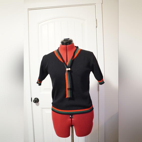 Black knit shirt with red and green tie, pearl detail - Picture 2 of 5